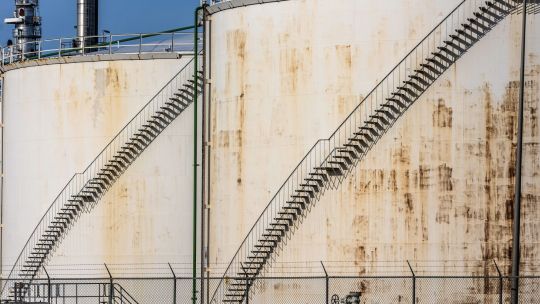 El petróleo borró las alzas del 2025 ante la disputa entre Estados Unidos y China