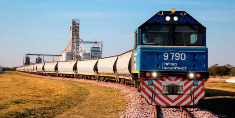 El gobierno de Milei decretó la privatización del tren Belgrano Cargas