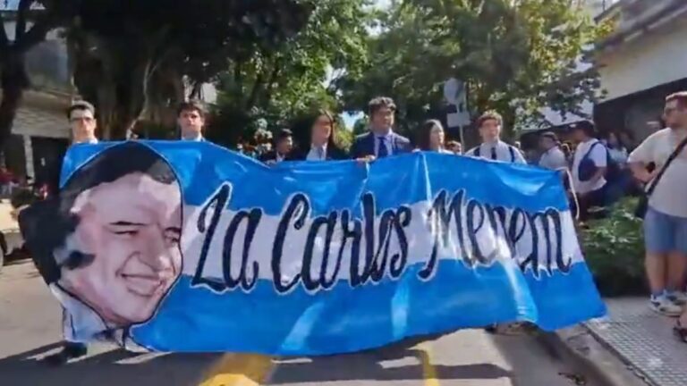 Así llegaba la agrupación «La Carlos Menem» al acto de Karina Milei en Villa Urquiza