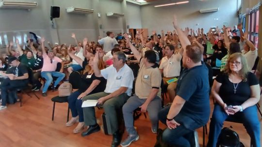 Conflicto salarial: los docentes votan, el Gobierno insiste y Llaryora reclama fondos nacionales
