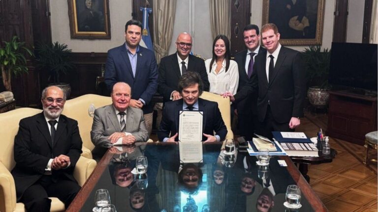 Afirman que el premio que recibió Javier Milei en Brasil lo entregó un estafador