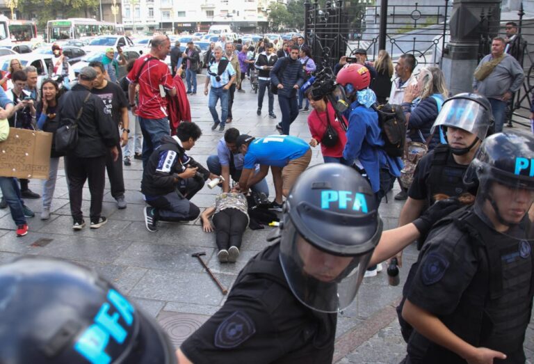 Video: brutal golpe a una jubilada de la policía de Bullrich en Congreso
