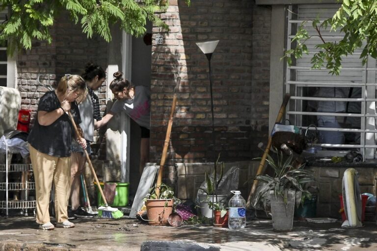 Tragedia de Bahía Blanca: qué hacer para ayudar emocionalmente a las víctimas de las inundaciones