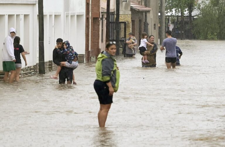 Dudas y tironeos por 19 obras públicas para controlar inundaciones que no se terminaron