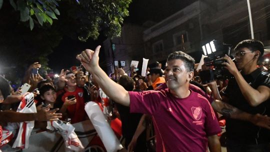 El increíble recibimiento de River en su llegada a Santiago del Estero