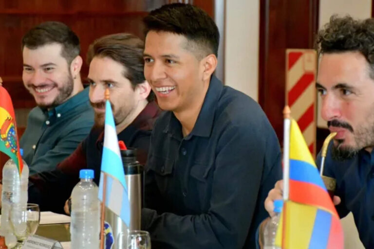 Andrónico en campaña: El senador se reunió con políticos socialistas en Argentina