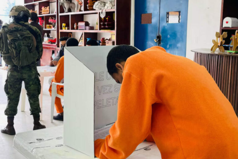 El voto penitenciario marcó el inicio de la segunda vuelta electoral en Ecuador