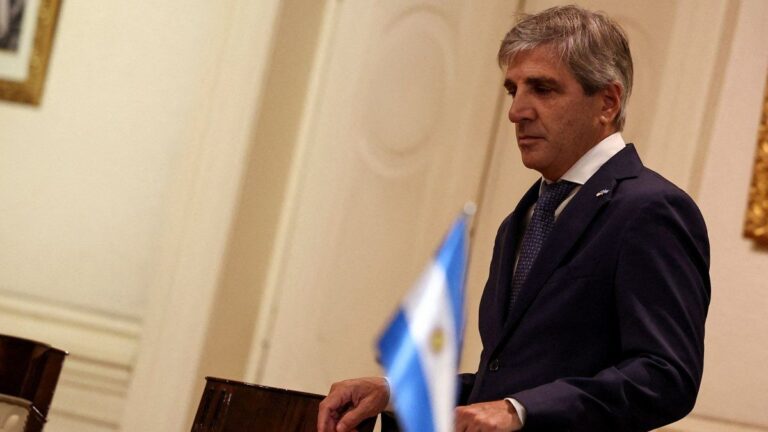 El ministro Luis Caputo viajará a EEUU para reunirse con autoridades del FMI y el BID