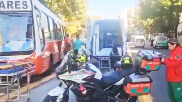 Fuerte choque entre un camión y un micro escolar dejó a varios chicos heridos