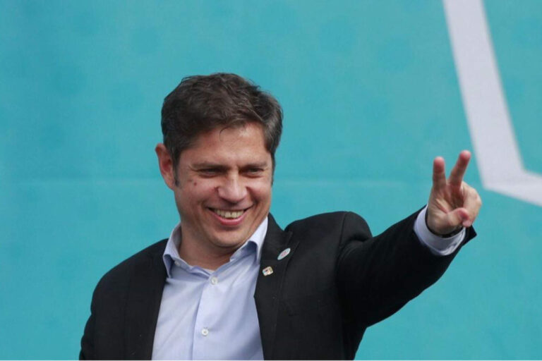Kicillof ‘homenajeó’ al Papa Francisco poniéndole su nombre a una bajada de autopista