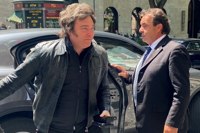 Milei ya llegó a Roma: esta tarde se reunirá con Meloni y mañana será recibido por el Papa