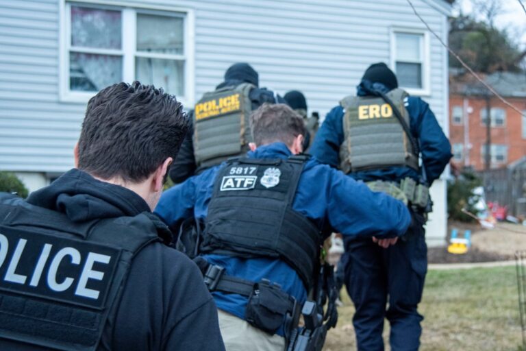Qué migrantes son el objetivo de la nueva táctica silenciosa del ICE: en los tribunales