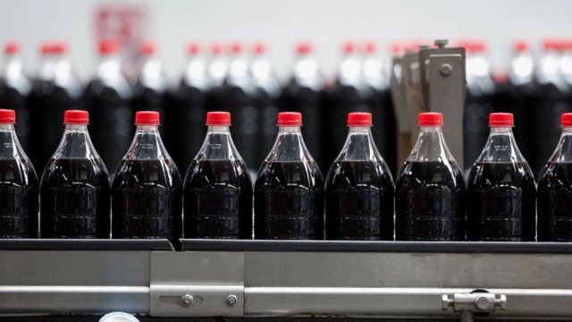 Esto es lo que se paga de impuestos al comprar una gaseosa: la queja del dueño de Manaos