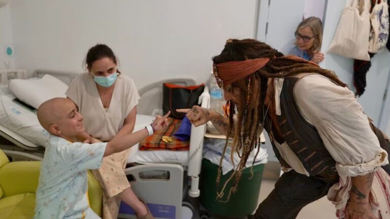 Johnny Depp sorprendió a chicos que son pacientes oncológicos vestido como Jack Sparrow