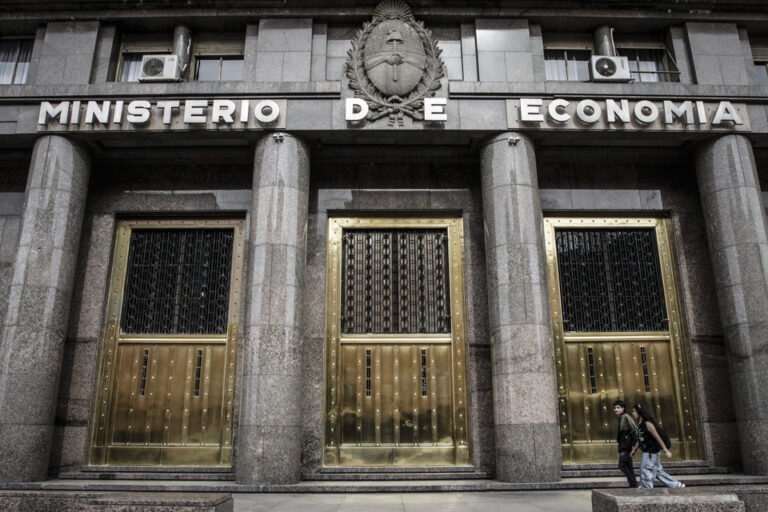 Cae la recaudación y anuncia un mayor ajuste