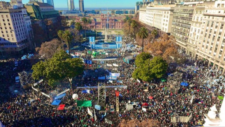 «Los pueblos finalmente siempre vuelven» le dijo Cristina a una Plaza de Mayo repleta