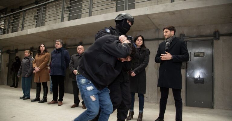 Inédito operativo en Rosario: trasladaron a 400 presos en un día para vaciar todas las comisarías