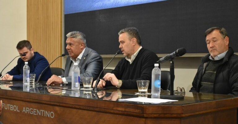 Un vicepresidente de la AFA le respondió a Milei