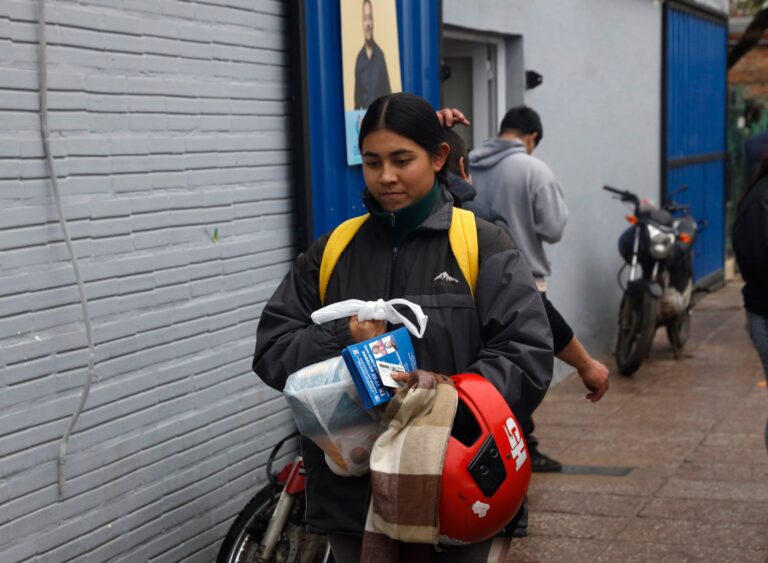 Clientelismo explícito: un candidato de Insfrán entregó comida a cambio de votos