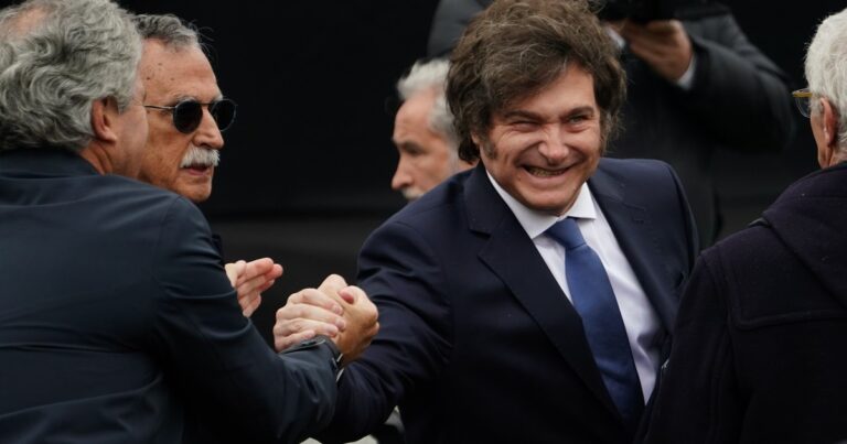 La rabia de Javier Milei y los chats explosivos de los intendentes contra La Cámpora