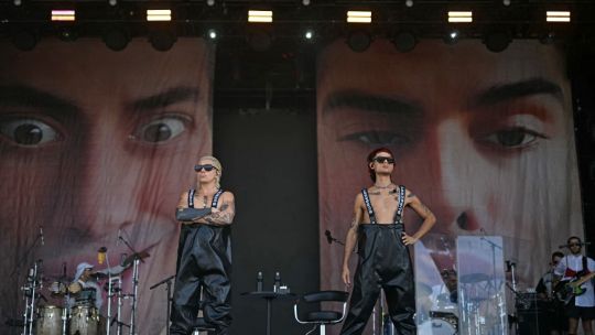 Paco Amoroso y Ca7riel debutaron con éxito en el mítico festival Glastonbury