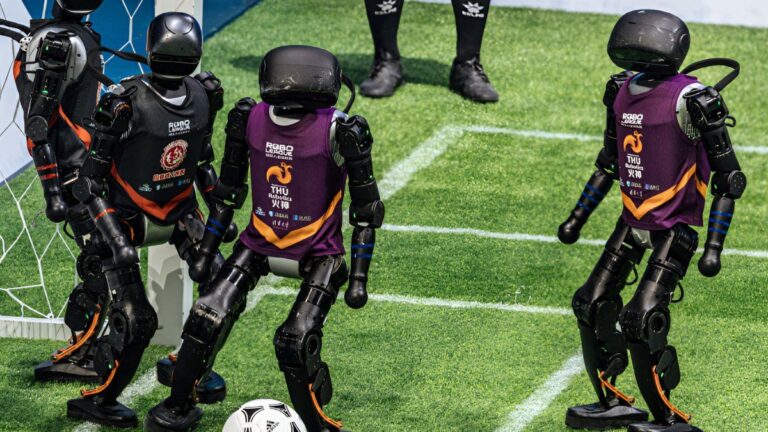 Inteligencia Artificial y fútbol: se jugó el primer torneo de robots humanoides en China