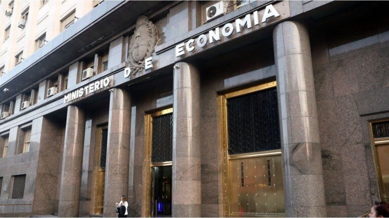Deuda: Economía colocó $8,5 billones y logró un rollover del 295%