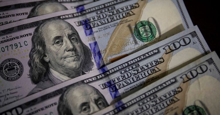 El dólar retrocede empujado por las tasas que se disparan al 70%