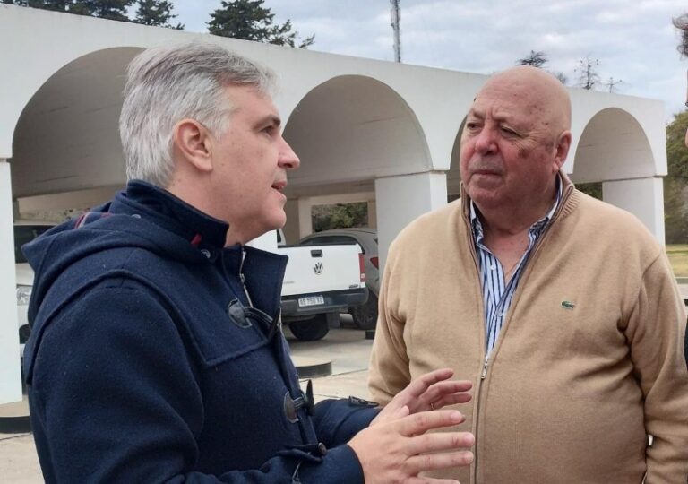 Sin licitación, Milei le extendió por siete años la concesión del tren al aceitero Urquía