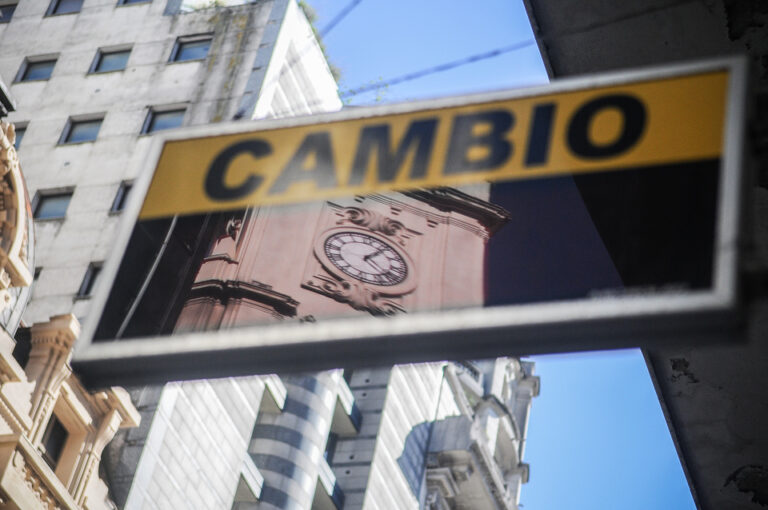 Sube otra vez el dólar en un mercado muy volátil