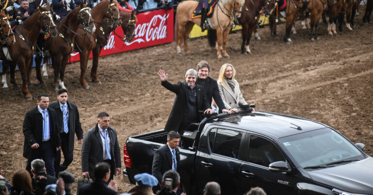 La intimidad en el palco oficial, las selfies con Luis Caputo, el aplausómetro y el show de Milei