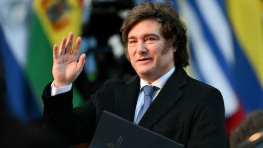 Aprobación alta entre votantes propios (81%) y caída en sectores medios: radiografía del respaldo a Milei