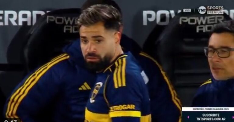 Merentiel rompió la puerta del vestuario de la bronca: el uruguayo no sabía que Russo lo había sacado y Boca salió al segundo tiempo con 12