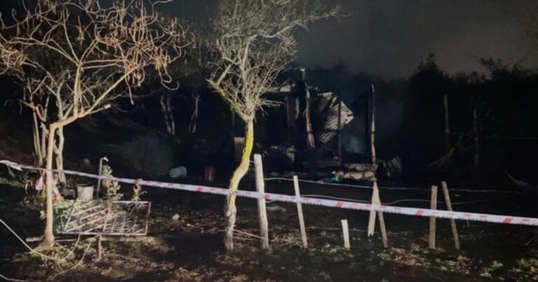 Dos hermanitas murieron en el incendio de su casa en Córdoba: la mamá había salido a buscar una torta de cumpleaños