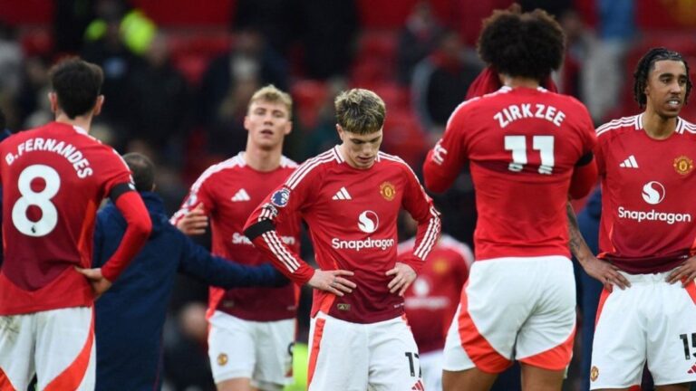 Un jugador del Manchester United respaldó al DT por apartar a Alejandro Garnacho