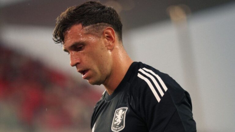 Incertidumbre por el futuro de Dibu Martínez: volvió a atajar en Aston Villa, no se va?