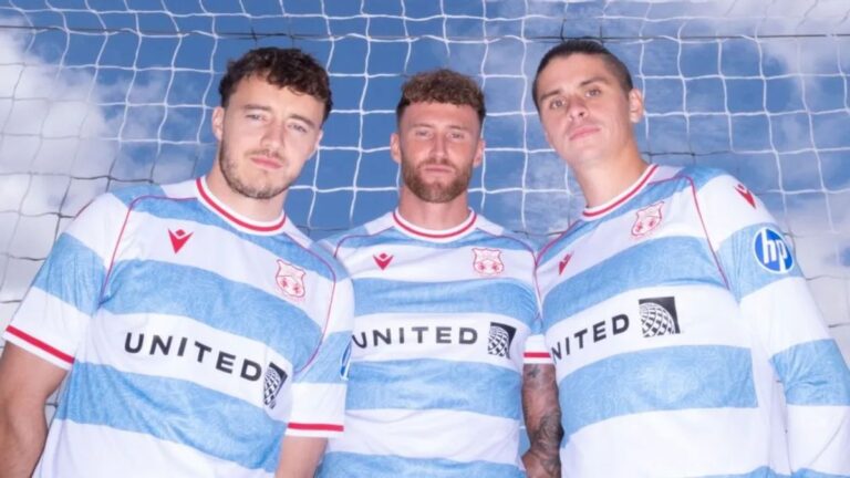 Wrexham lanzó una camiseta en homenaje a la Patagonia argentina y sus raíces galesas