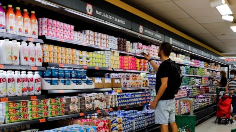 Supermercados remarcan precios hasta un 9% por la suba del dólar