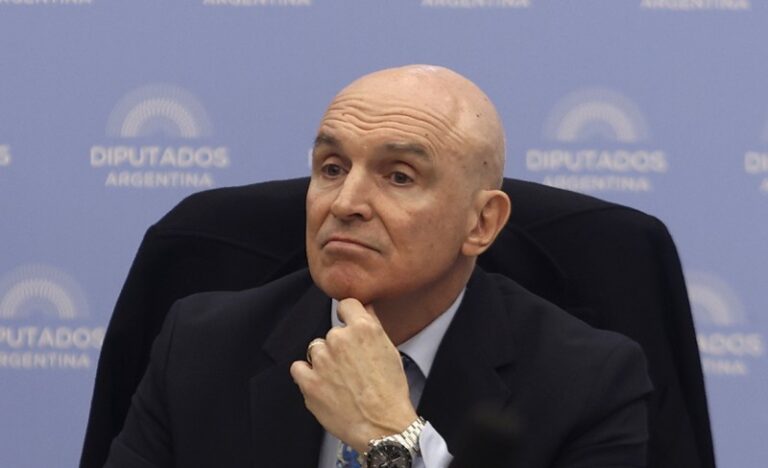 Los encuestadores prevén que las coimas impactarán en la elección porque se combinan con una economía «deteriorada»