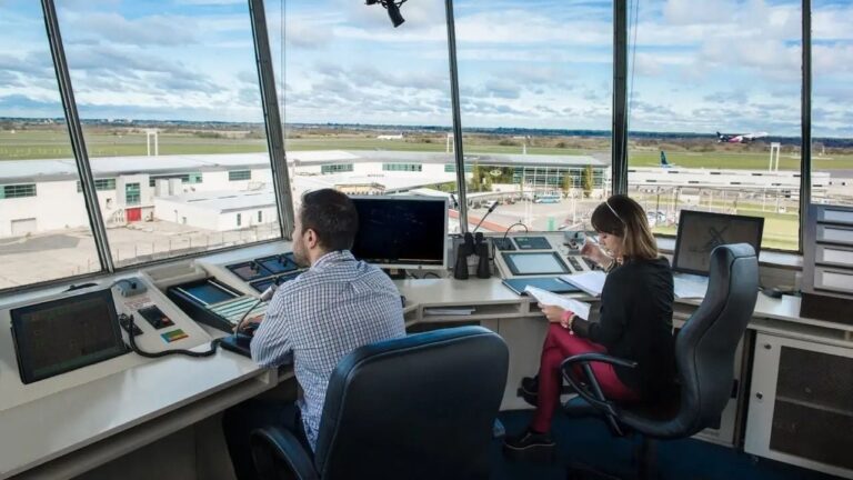 Controladores aéreos en pie de guerra: el cronograma de paros que paraliza los vuelos
