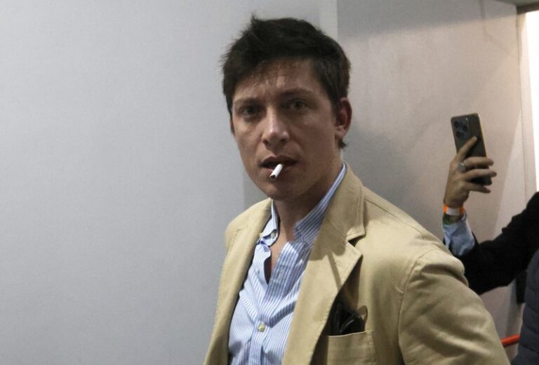 Los trolls de Santiago Caputo furiosos con las coimas: «Nosotros ponemos la cara y estos se afanan todo»