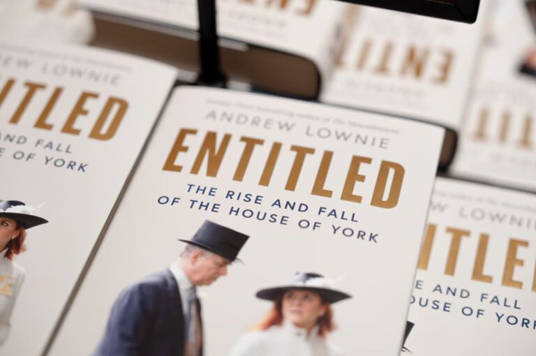 De qué trata el nuevo libro sobre el Príncipe Andrés y por qué lo condenaría públicamente