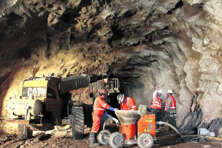 Gobierno de Noboa exige a mineras ponerse al día con la tasa minera