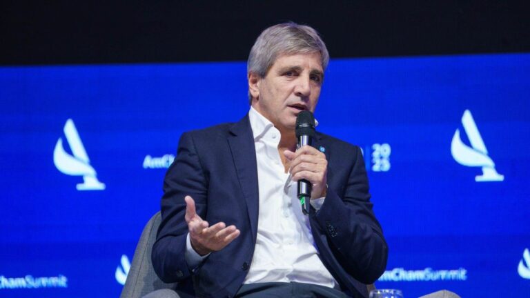 El día depués de la derrota electoral EN VIVO: Luis Caputo participó en Casa Rosada de la segunda reunión de Gabinete