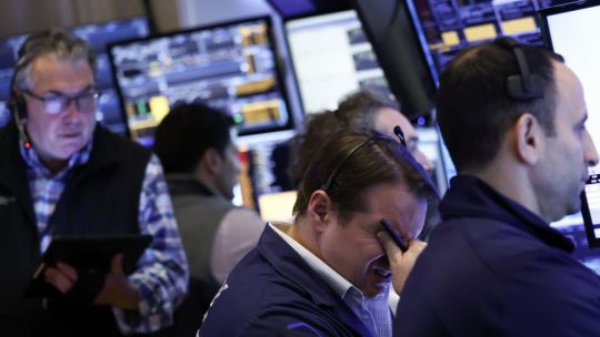 Bonos y acciones cayeron hasta 6% en Wall Street y el riesgo país volvió a subir