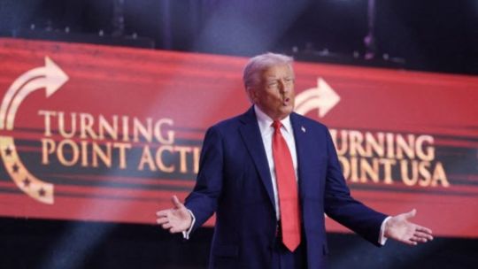 Donald Trump rindió homenaje a Charlie Kirk en un estadio repleto y calificó a su asesino como un monstruo radicalizado