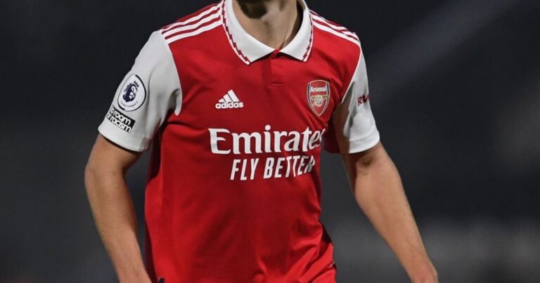 El joven exjugador del Arsenal que pelea por su vida luego de un accidente en el ascenso inglés