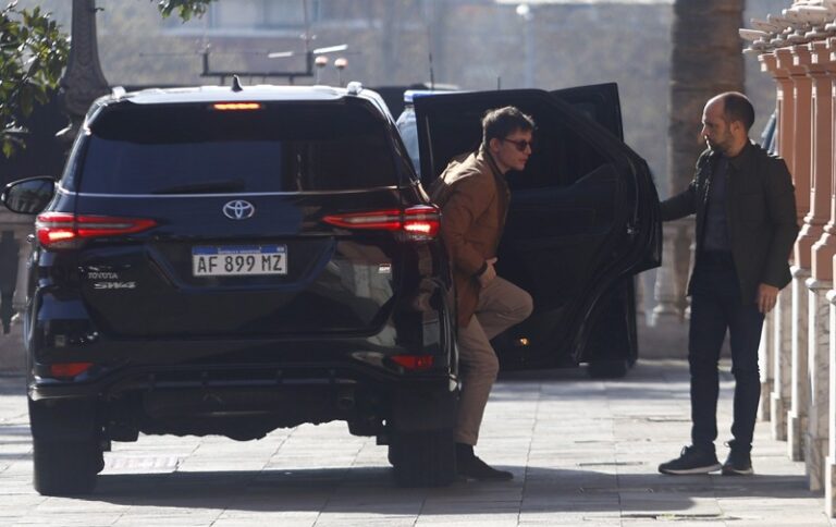 Santiago se reunió con Karina para negociar su ingreso a la jefatura de gabinete