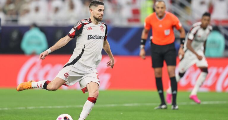 Video: el penal que el VAR convalidó a Flamengo para el empate 1-1 frente al PSG