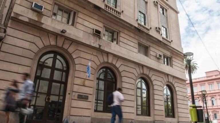 El DNU de la SIDE ingresó al Senado con la bicameral paralizada y la oposición lista para volcar votos